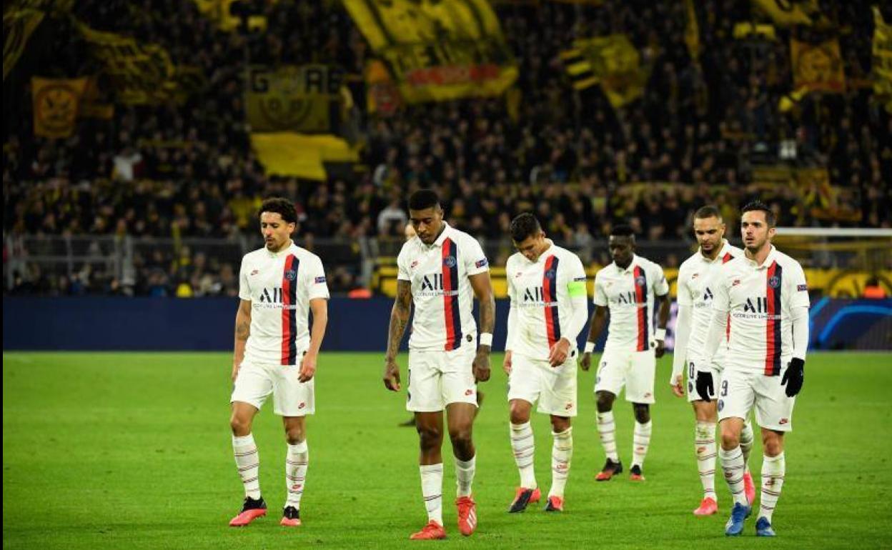 Los jugadores del PSG cabizbajos tras perder ante el Dortmund (2-1).