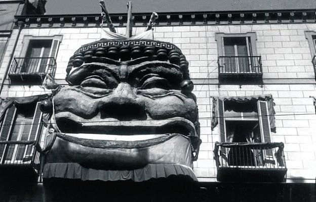 Máscaras gigantes, un edificio de Logroño cuelga de su fachada una máscara durante los carnavales de los años 20.