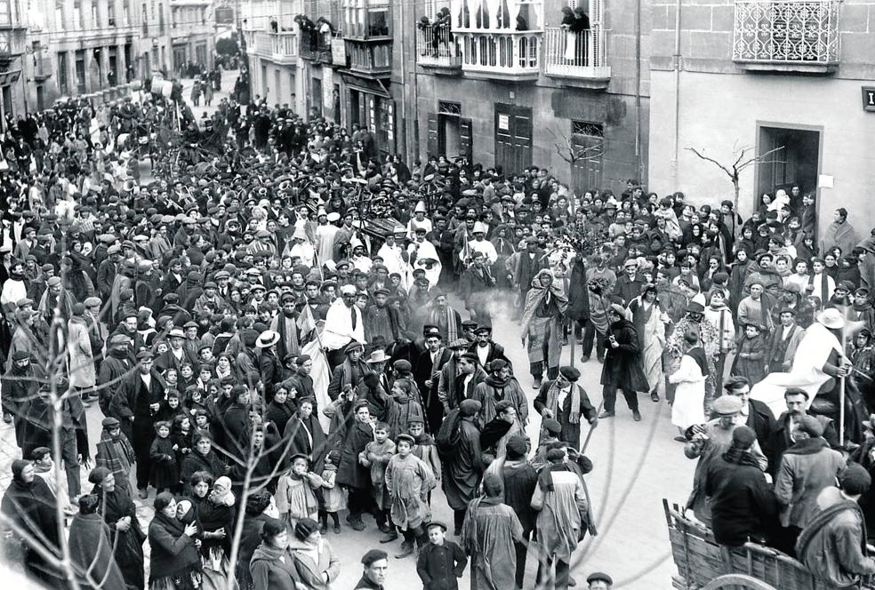 El entierro de la sardina en Haro. Entierro de la sardina con la banda de música, en la calle de la Vega, fotografiado por Rafael López de Heredia en 1910.