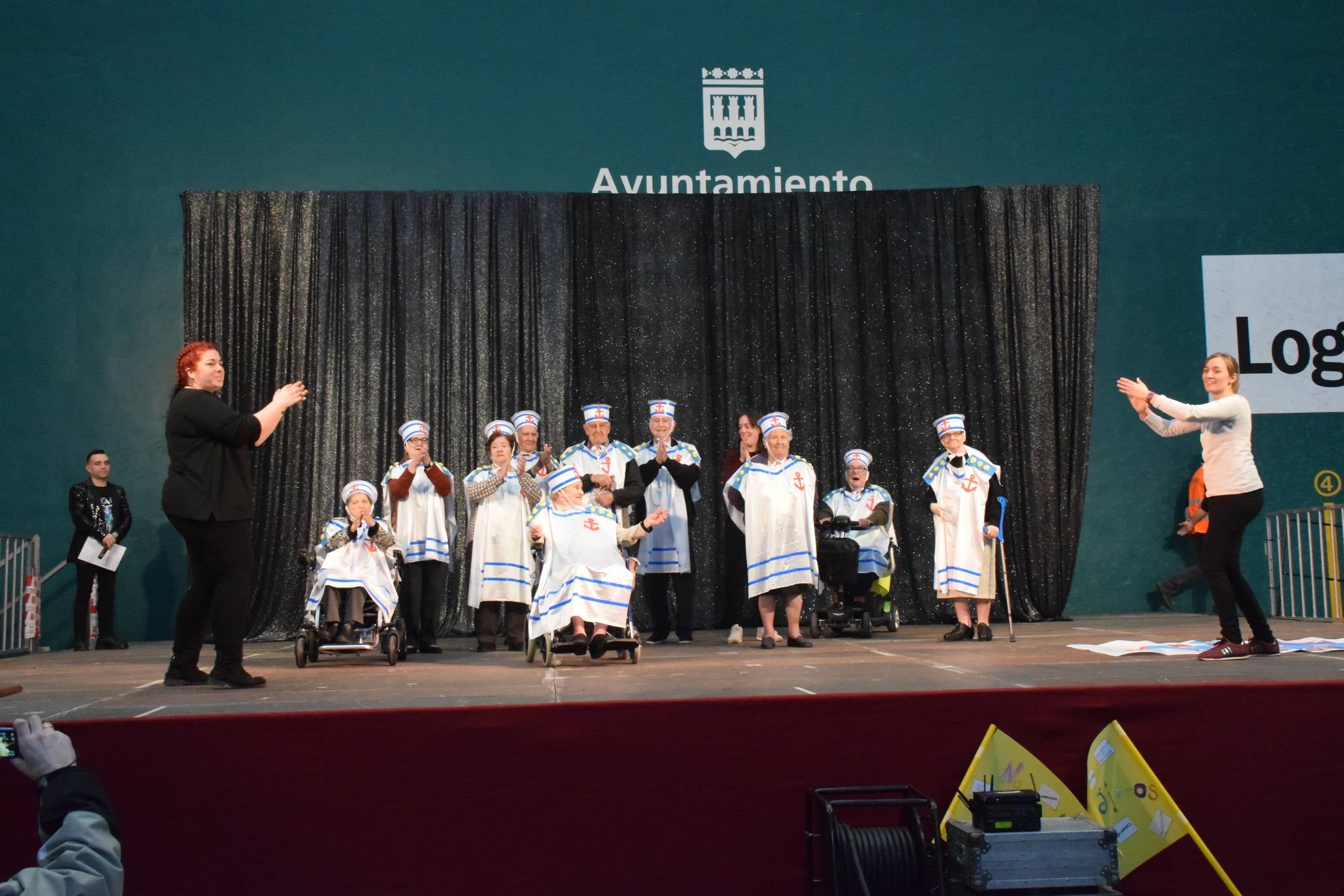 Los mayores festejan el Carnaval en el polideportivo de Las Gaunas