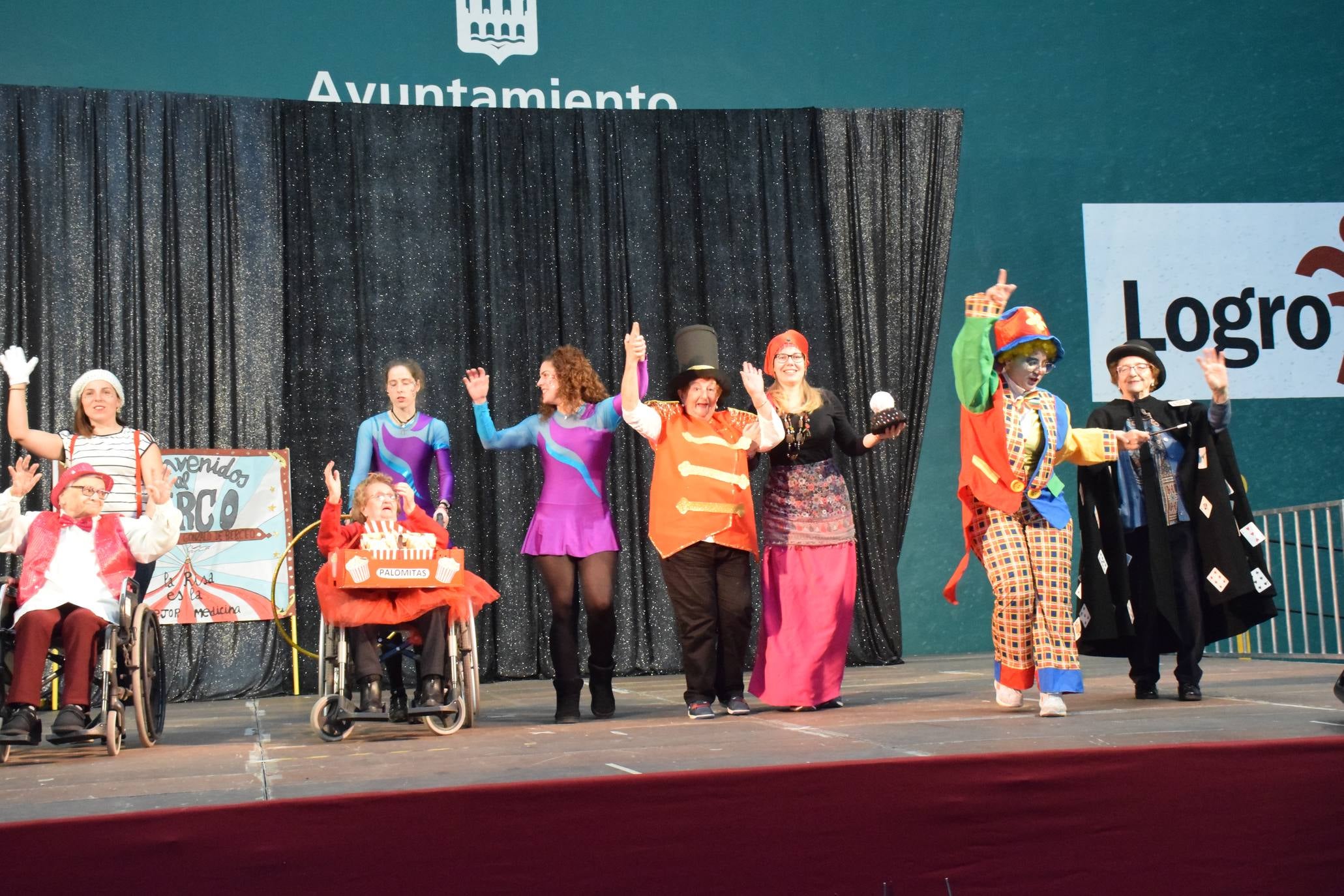 Los mayores festejan el Carnaval en el polideportivo de Las Gaunas