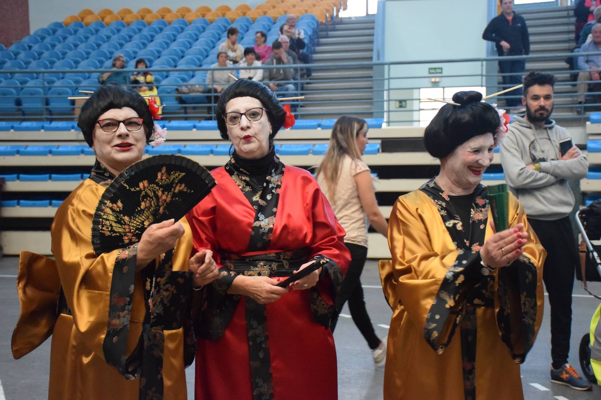 Los mayores festejan el Carnaval en el polideportivo de Las Gaunas