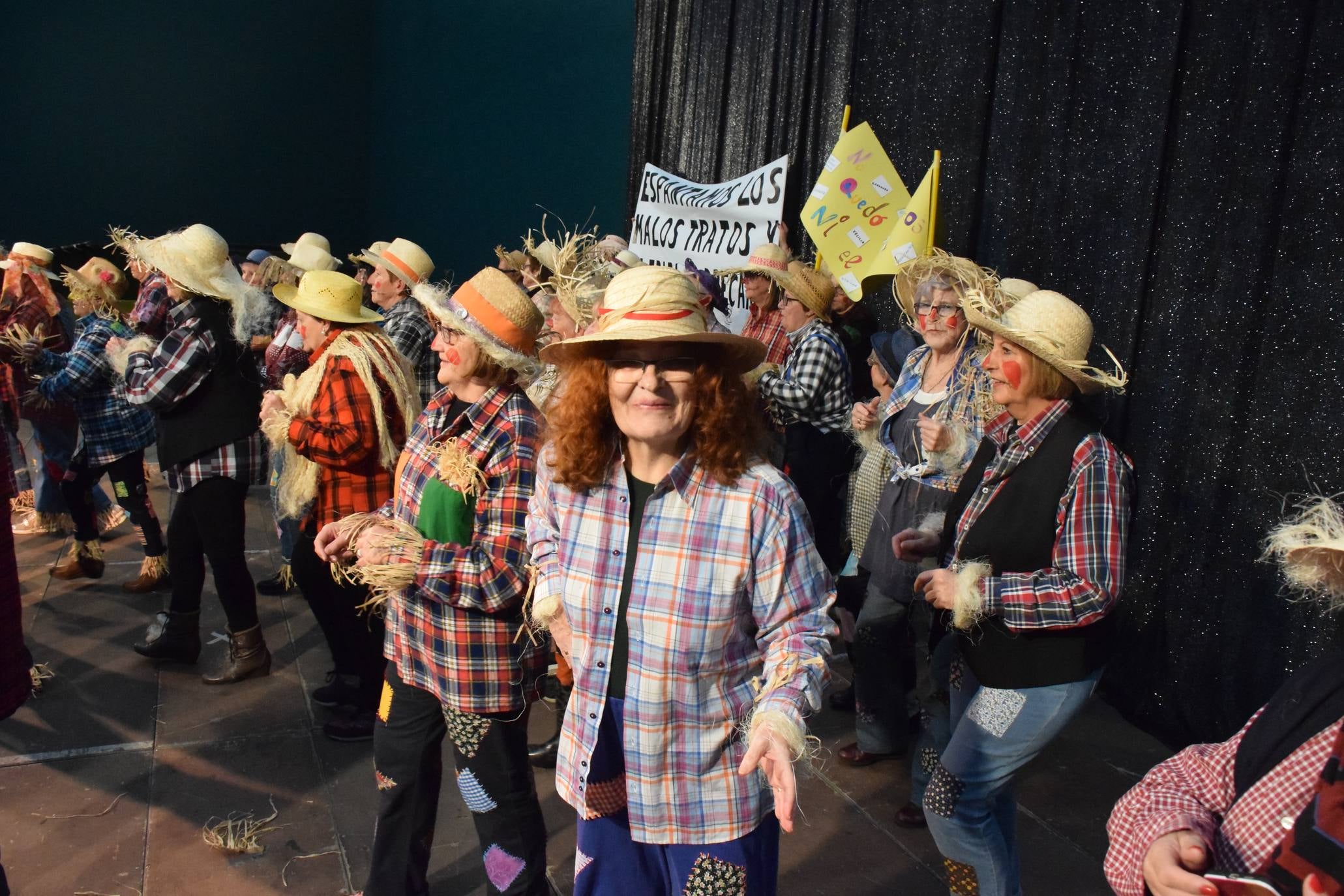 Los mayores festejan el Carnaval en el polideportivo de Las Gaunas