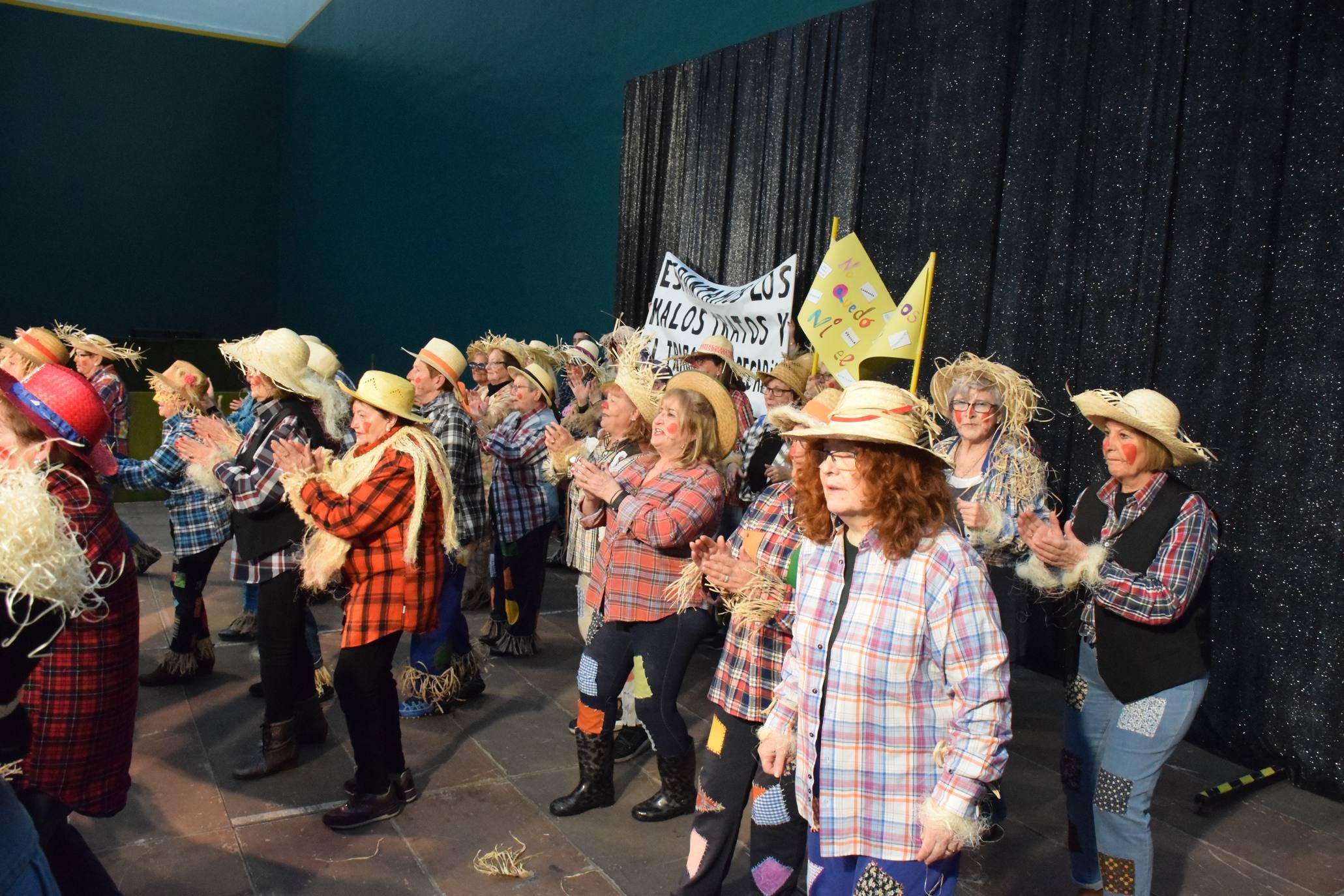 Los mayores festejan el Carnaval en el polideportivo de Las Gaunas