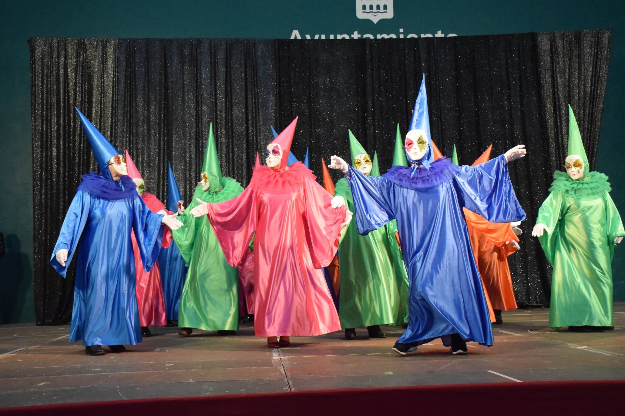 Los mayores festejan el Carnaval en el polideportivo de Las Gaunas