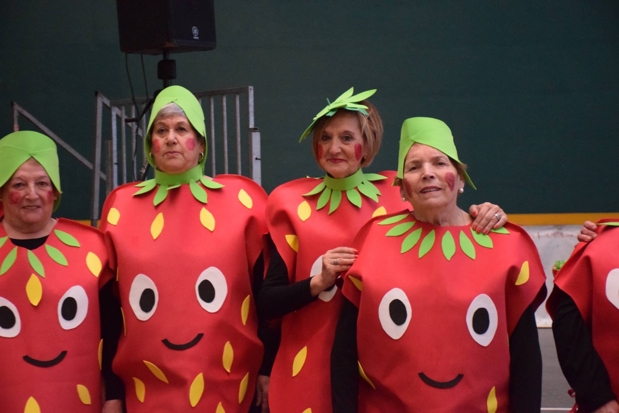 Los mayores festejan el Carnaval en el polideportivo de Las Gaunas