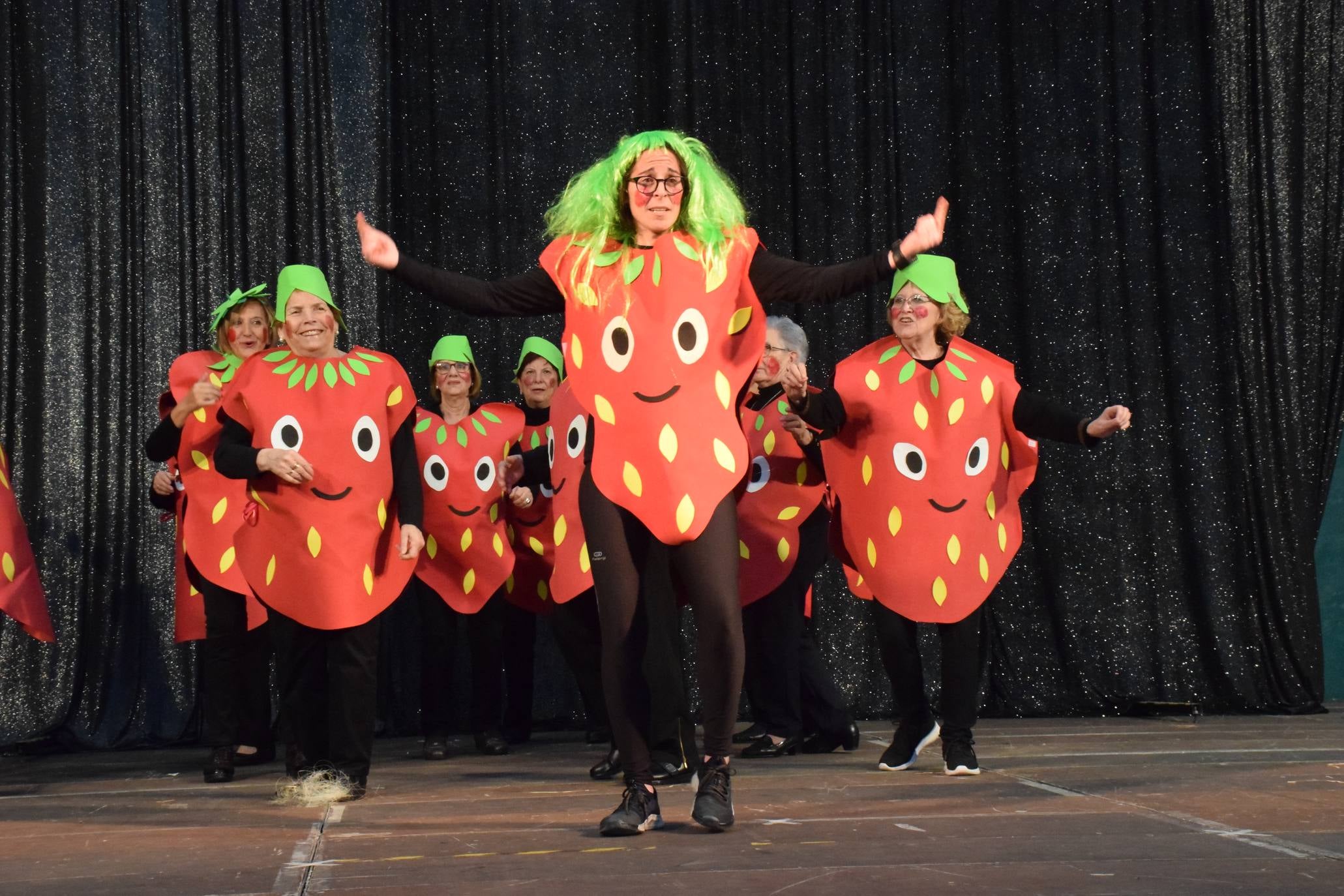 Los mayores festejan el Carnaval en el polideportivo de Las Gaunas