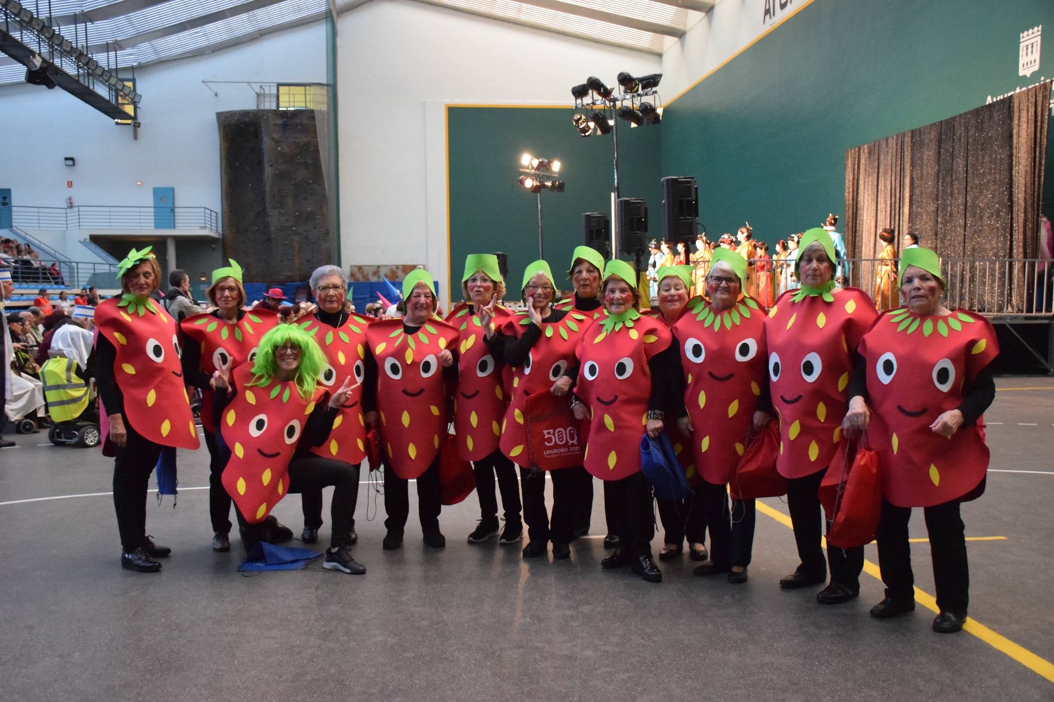 Los mayores festejan el Carnaval en el polideportivo de Las Gaunas