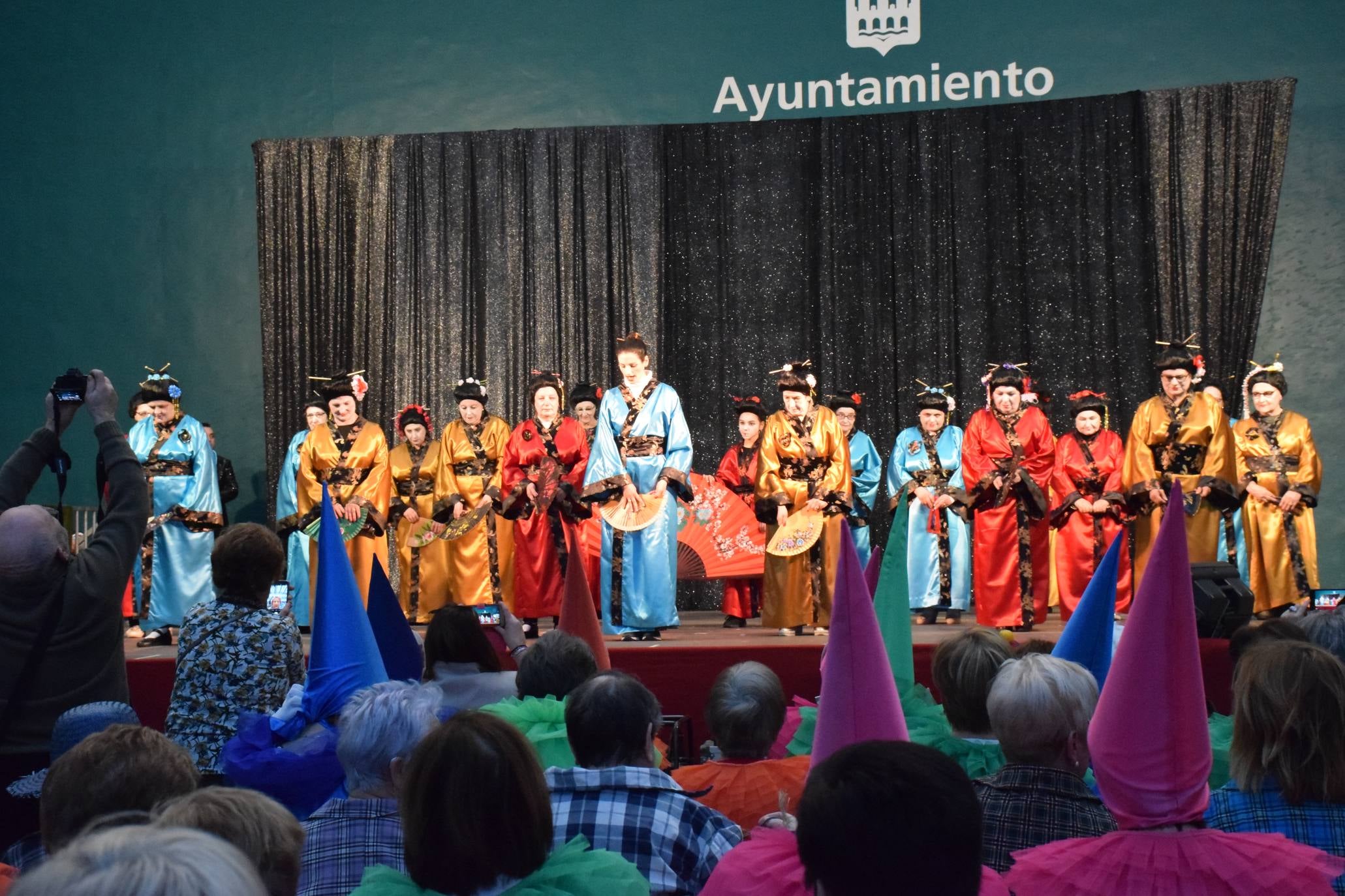 Los mayores festejan el Carnaval en el polideportivo de Las Gaunas