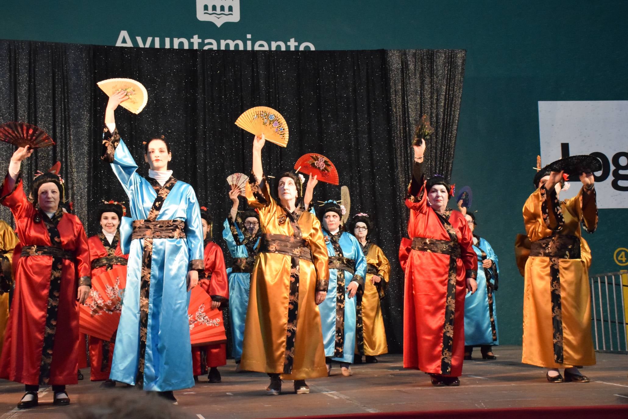 Los mayores festejan el Carnaval en el polideportivo de Las Gaunas