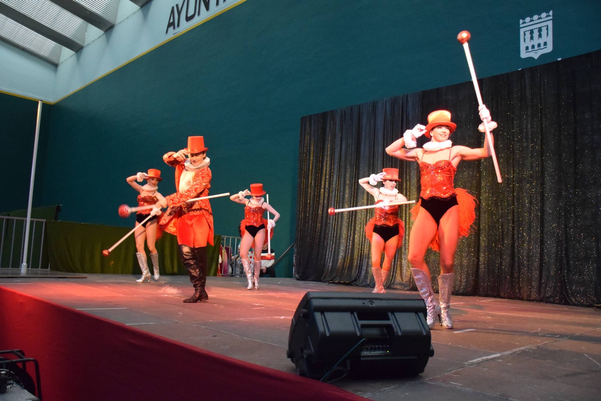 Los mayores festejan el Carnaval en el polideportivo de Las Gaunas