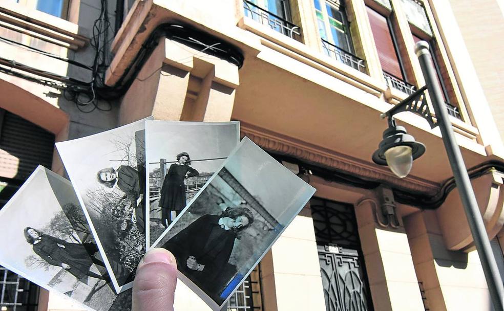 A lado de casa. Fotos de Maribel junto al edificio en el que residió. 