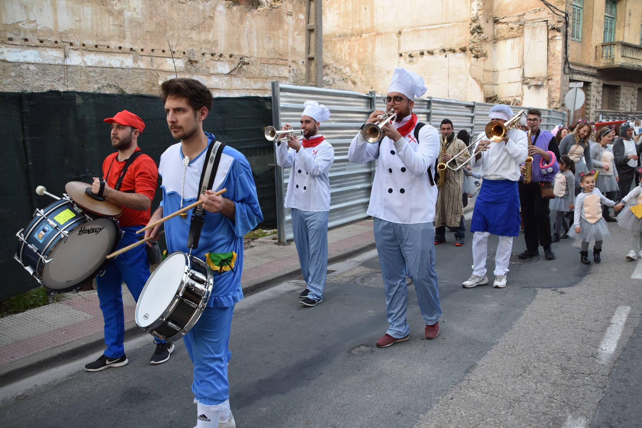 Fotos: Más de treinta carrozas y grupos llenan de color Cervera