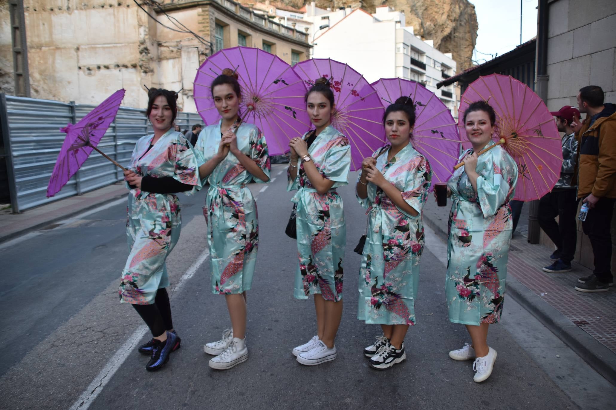 Fotos: Más de treinta carrozas y grupos llenan de color Cervera