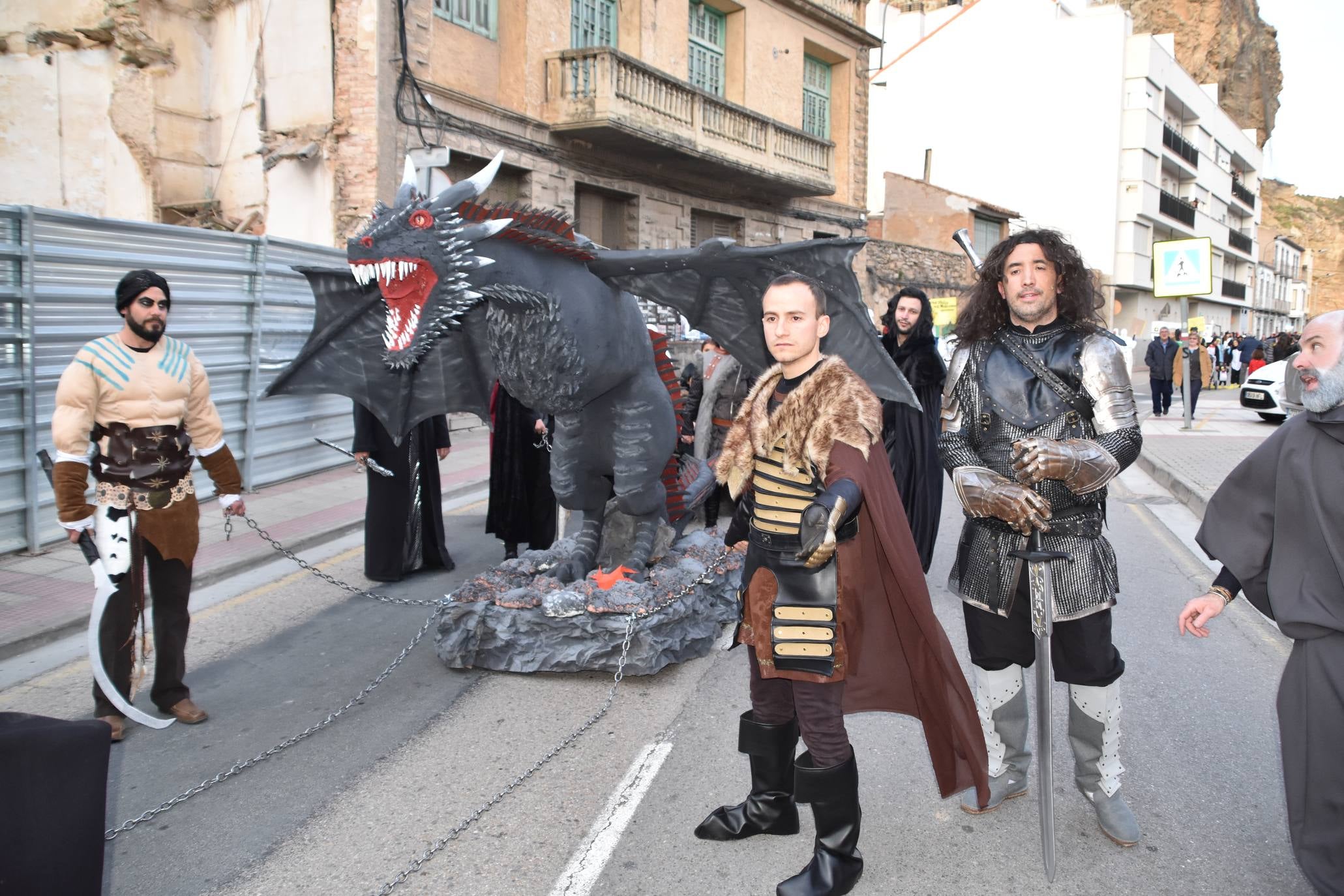 Fotos: Más de treinta carrozas y grupos llenan de color Cervera