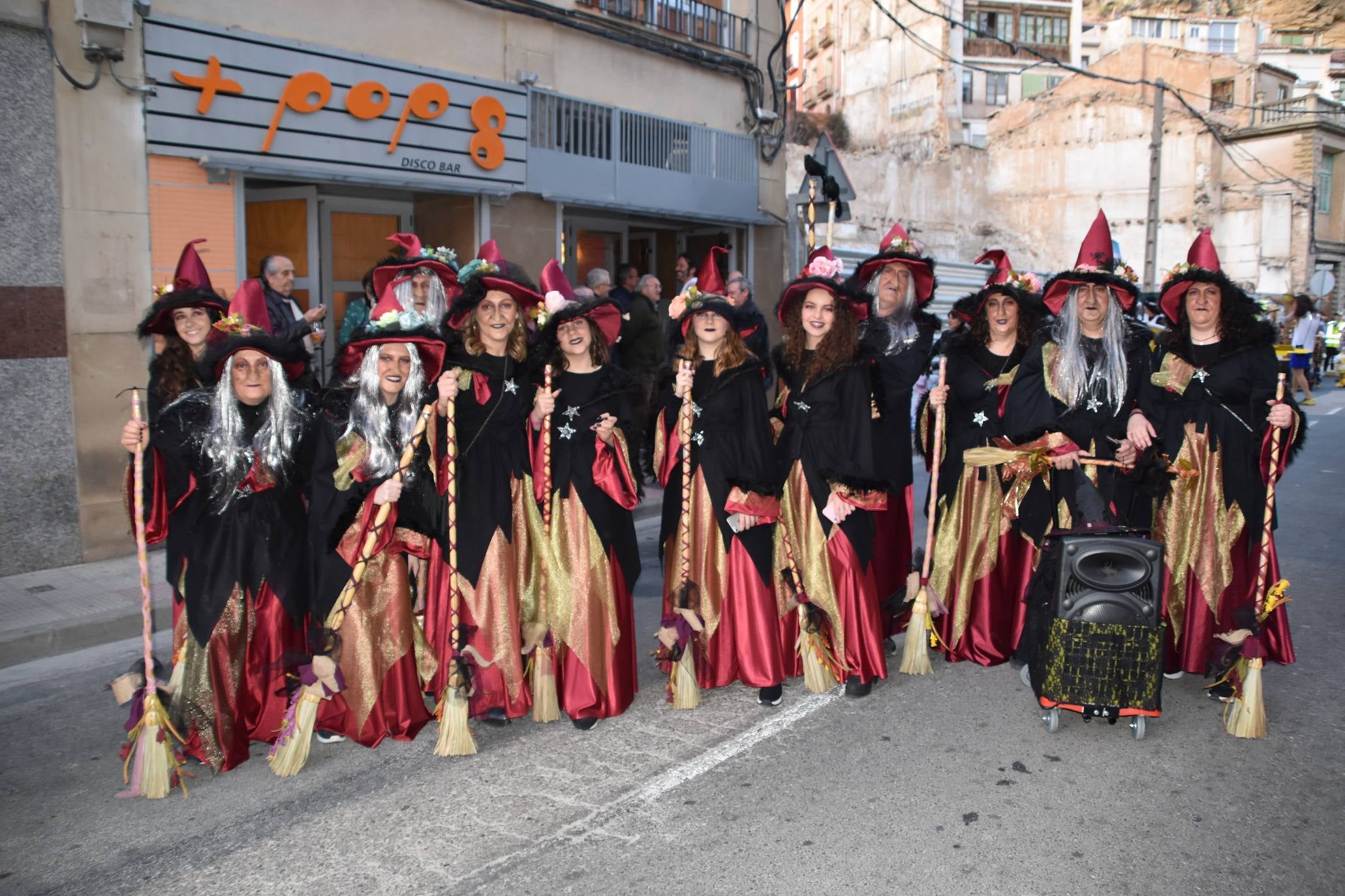 Fotos: Más de treinta carrozas y grupos llenan de color Cervera