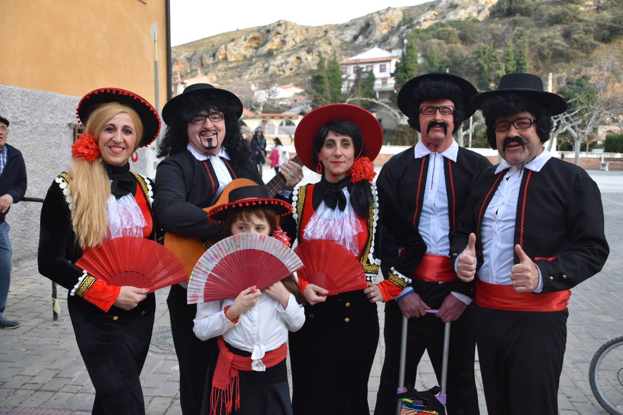 Fotos: Más de treinta carrozas y grupos llenan de color Cervera