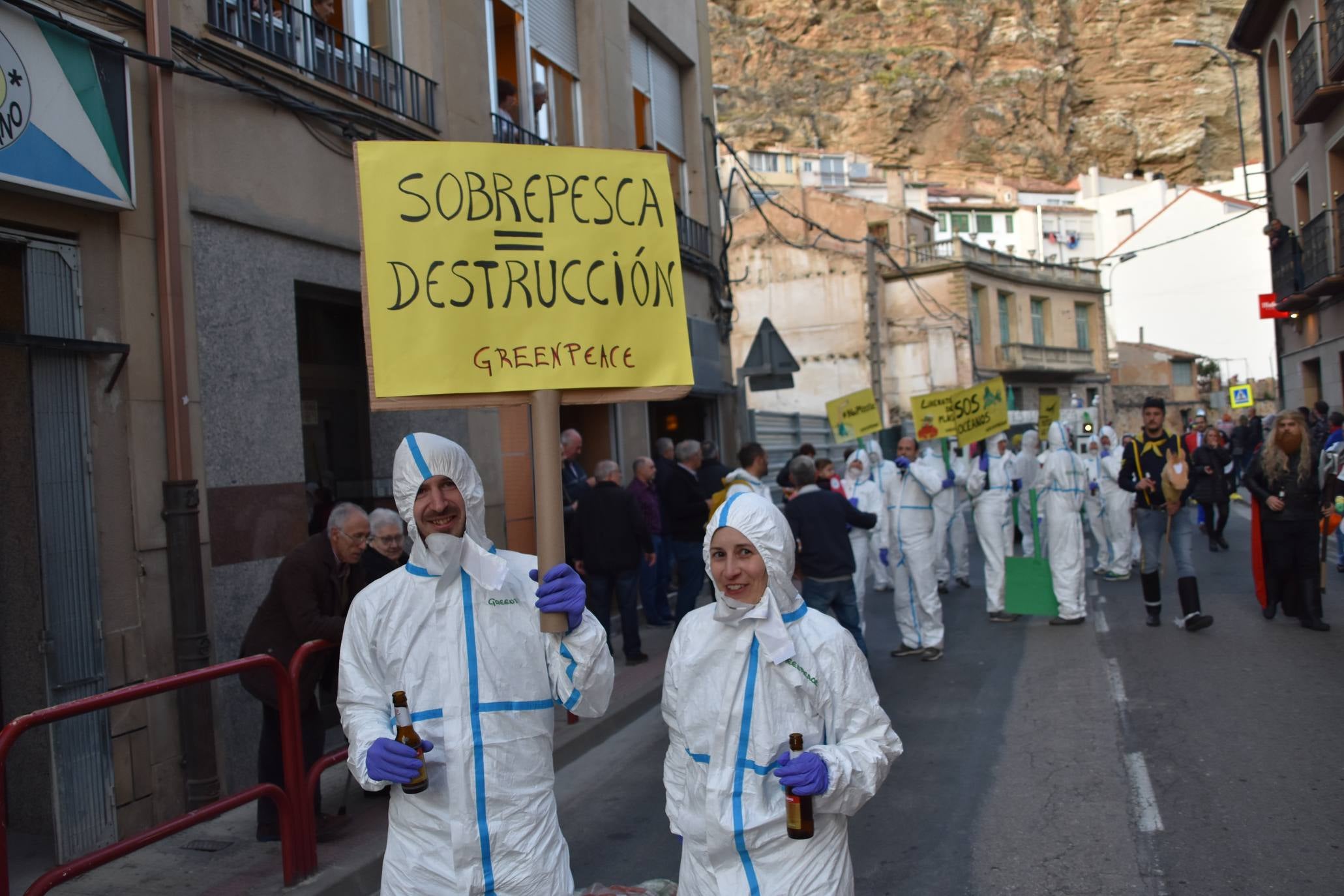 Fotos: Más de treinta carrozas y grupos llenan de color Cervera