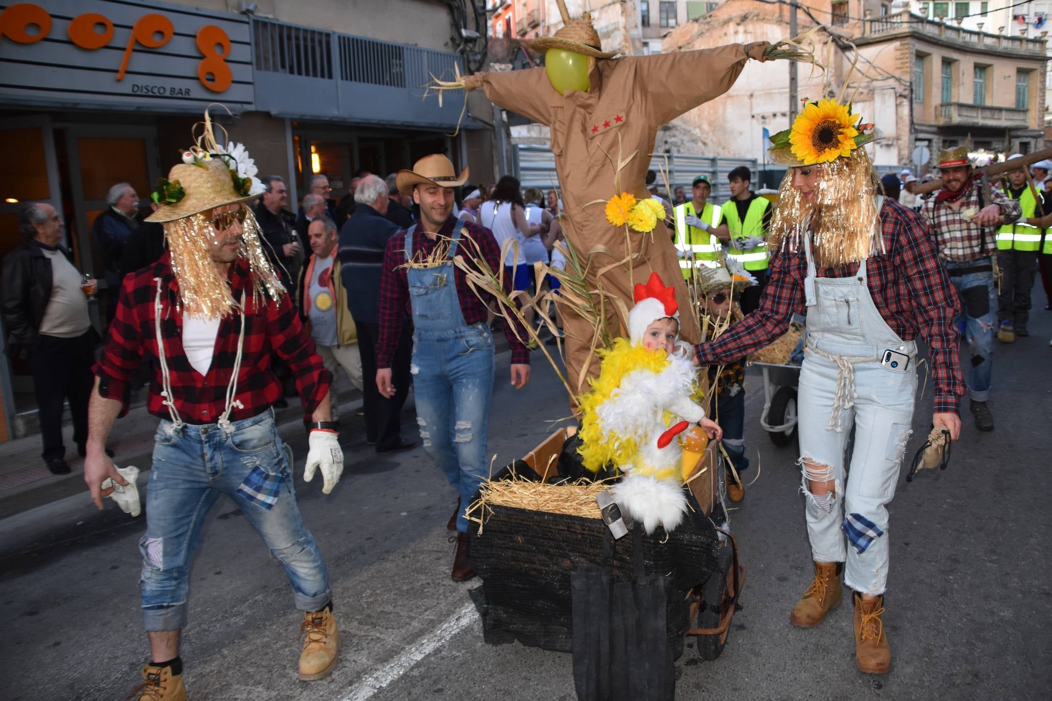 Fotos: Más de treinta carrozas y grupos llenan de color Cervera