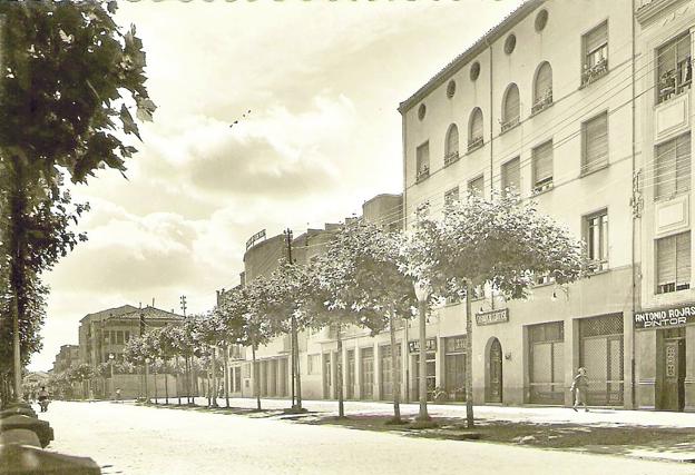 Un cartel localiza, en la entonces avenida del Generalísimo y hoy de Juan Carlos I, la que fue sede del casino entre 1949 y 1958..