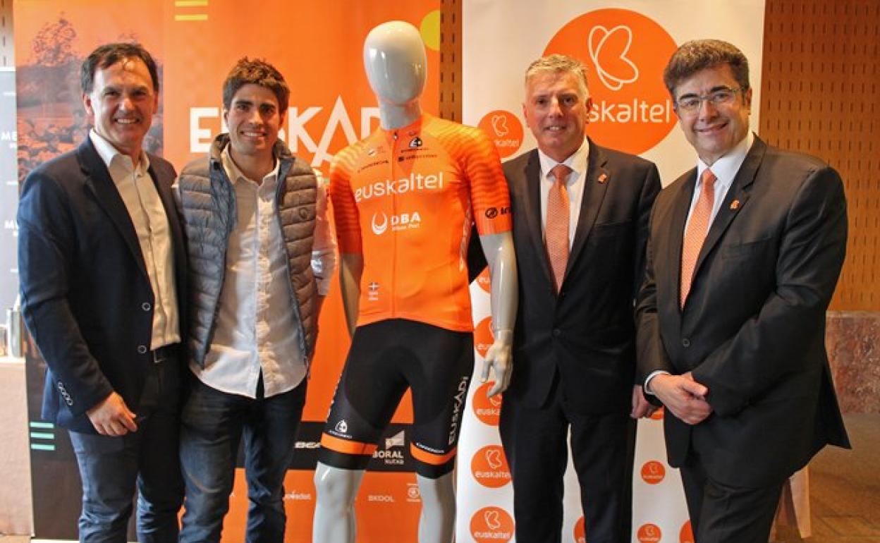 Jesús Ezkurdia, responsable de marketing, Mikel Landa, Xabier Iturbe, presidente de Euskaltel, y José Miguel García, consejero delegado de la compañía. 