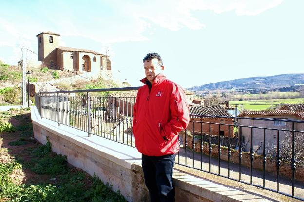 Jesús Fernández, en la zona alta del pueblo, con un mirador privilegiado.