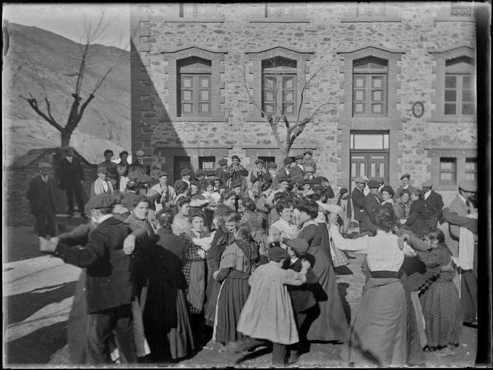 Vida vida social, excursiones, romerías, bailes y celebraciones en Viniegra de Abajo son una parte importante del legado de Rufino Matute. 