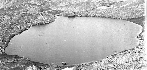 Probablemente, la primera fotografía de la laguna del Urbión.