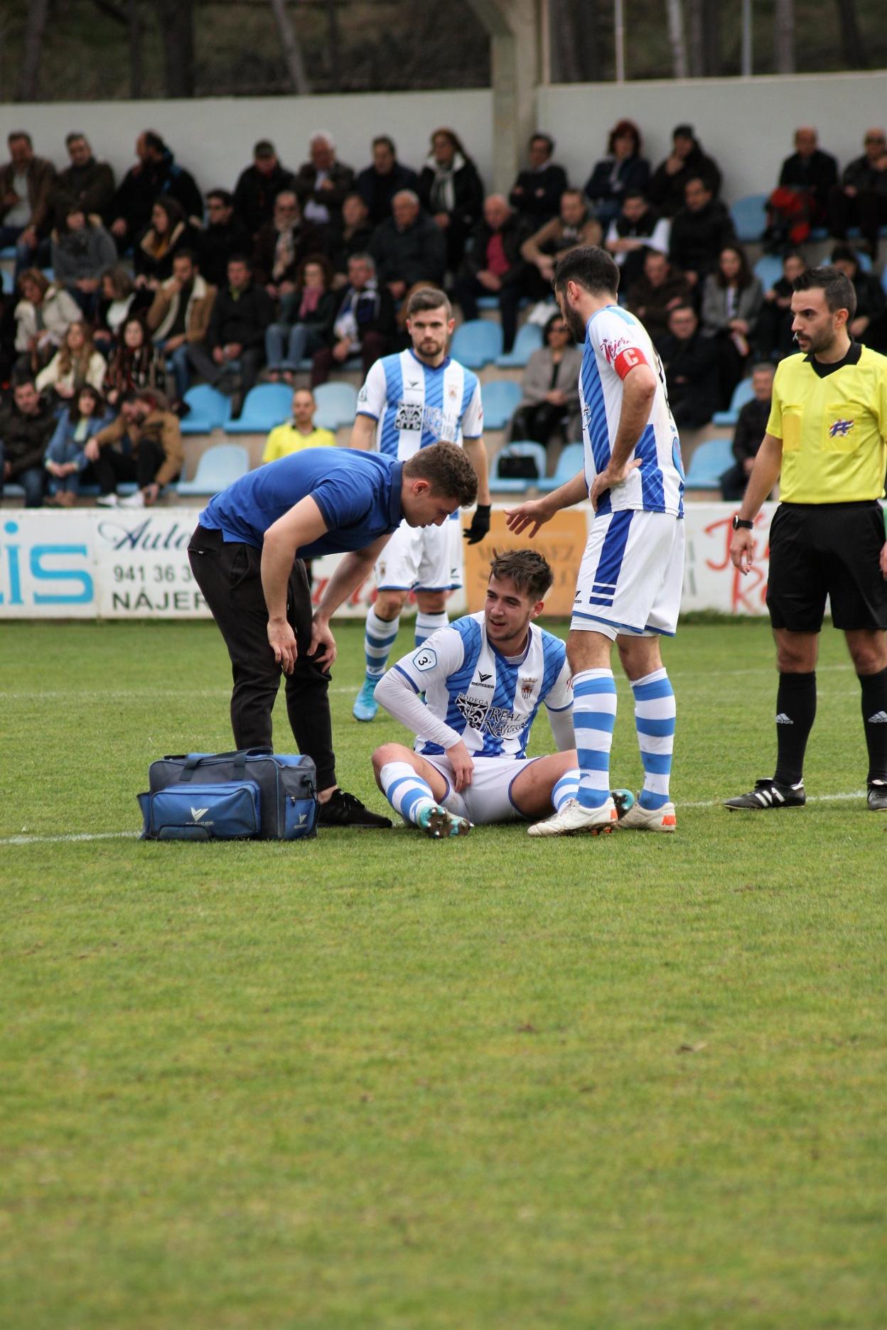 El blanquiazul Gordo se vio obligado a dejar el terreno de juego poco antes de acabar la primera mitad. F. D.