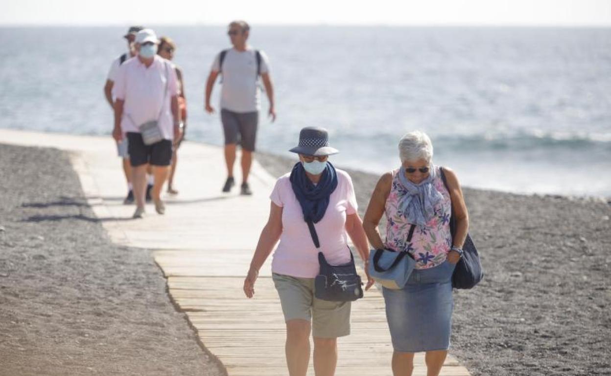 España recibió menos turistas en enero, sobre todo por la caída de europeos y norteamericanos