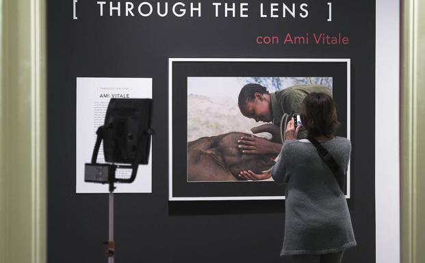 Imagen principal - Arriba, el retrato que Ami Vitale realizó a Mary Lengees, una de las primeras cuidadoras de elefantes en el santuario Reteti. Debajo, dos artistas se pintan los labios bajo el agua en una imagen tomada por J. Baylor Roberts, en 1944, y una joven se fuma un cigarrillo en un descanso, en el exterior de la African Artist's Foundation, en una fotografía tomada por Robin Hammond, en 2014. 