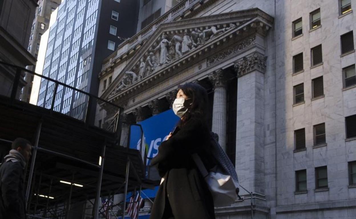 Una mujer pasea con una mascarilla por las calles de Nueva York.