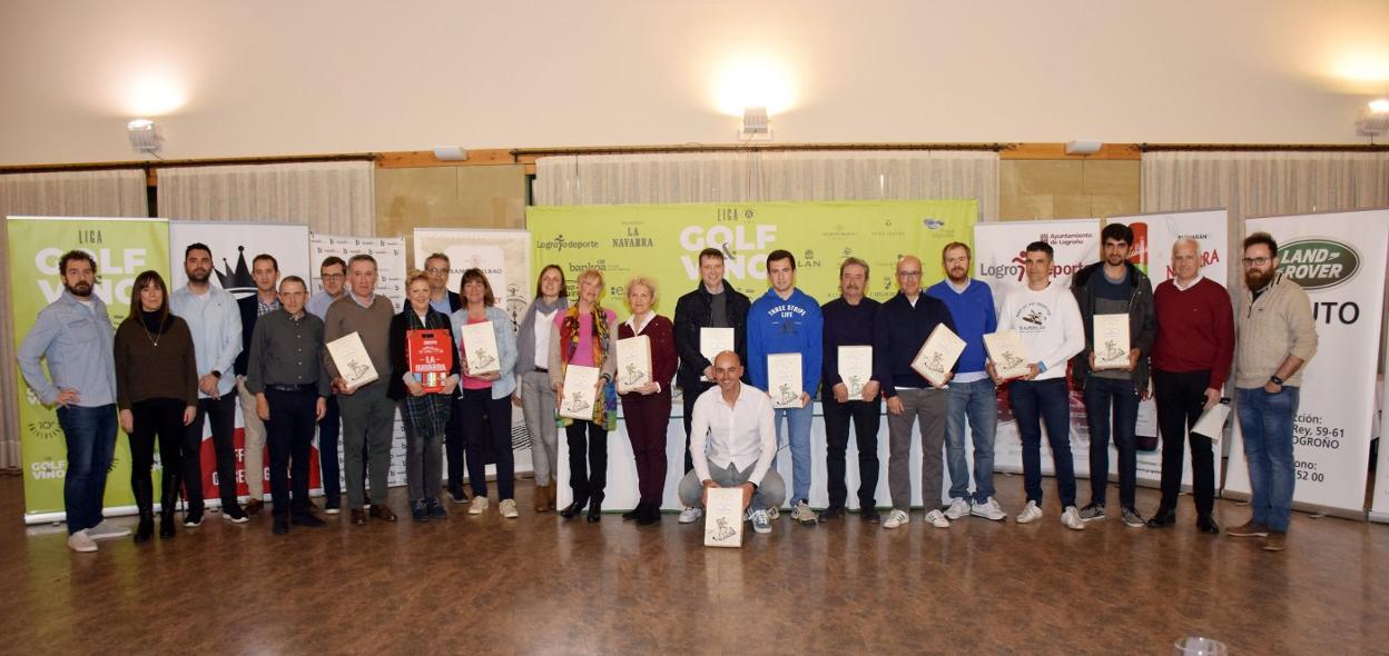 Patrocinadores, premiados y organizadores, posan juntos en la foto de familia. 