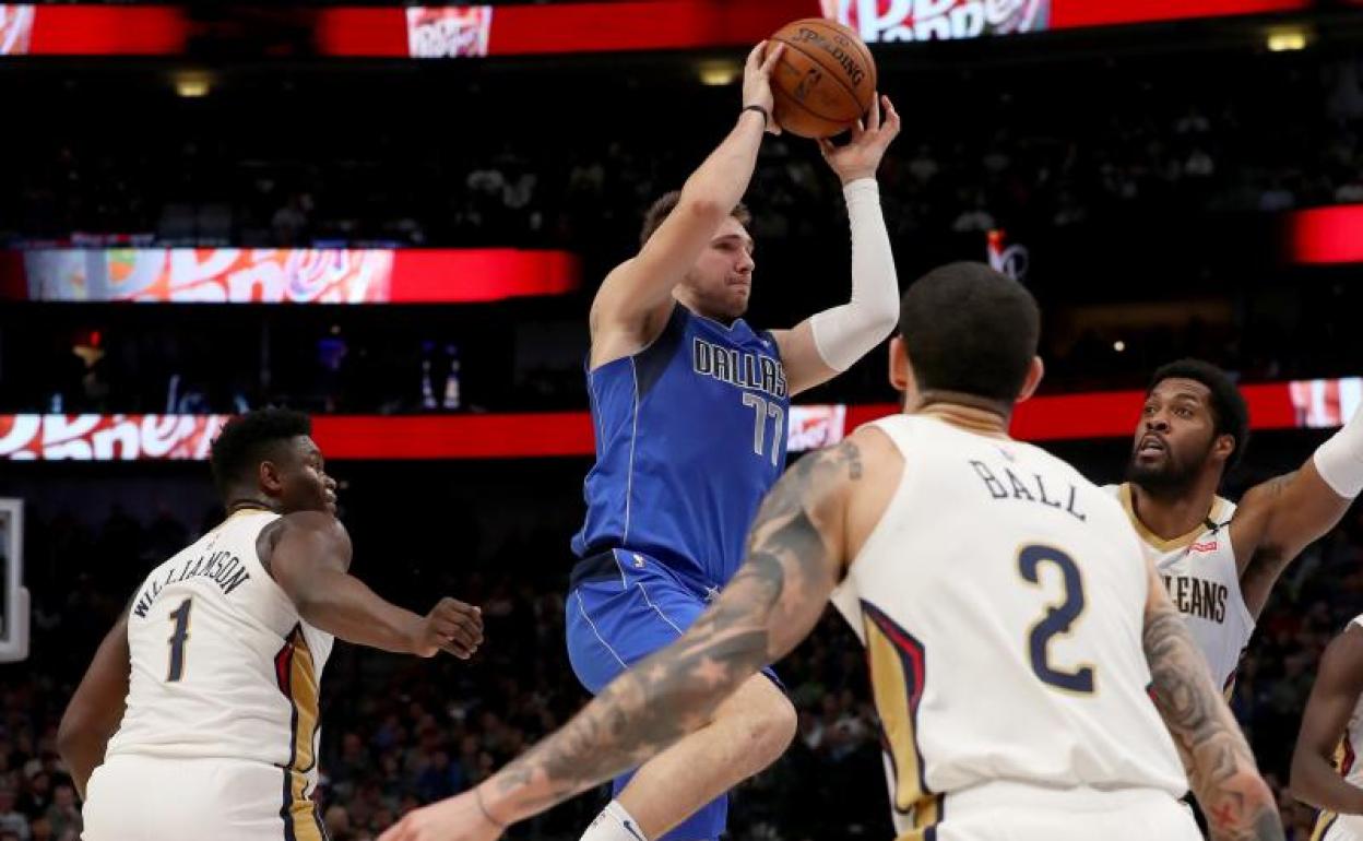 Luka Doncic, rodeado de jugadores de los Pelicans. 