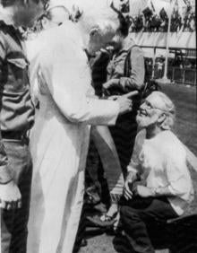 Imagen secundaria 2 - De arriba abajo, Cardenal al recibir el Premio Reina Sofía de Poesía en 2010; en el despacho de su casa en 2012; y postrado y señalado por el papa Juan Pablo II, durante la visita del pontífice a Nicaragua en 1983, antes de ser suspendido 'ad divinis' como sacerdote.