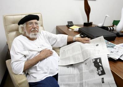 Imagen secundaria 1 - De arriba abajo, Cardenal al recibir el Premio Reina Sofía de Poesía en 2010; en el despacho de su casa en 2012; y postrado y señalado por el papa Juan Pablo II, durante la visita del pontífice a Nicaragua en 1983, antes de ser suspendido 'ad divinis' como sacerdote.