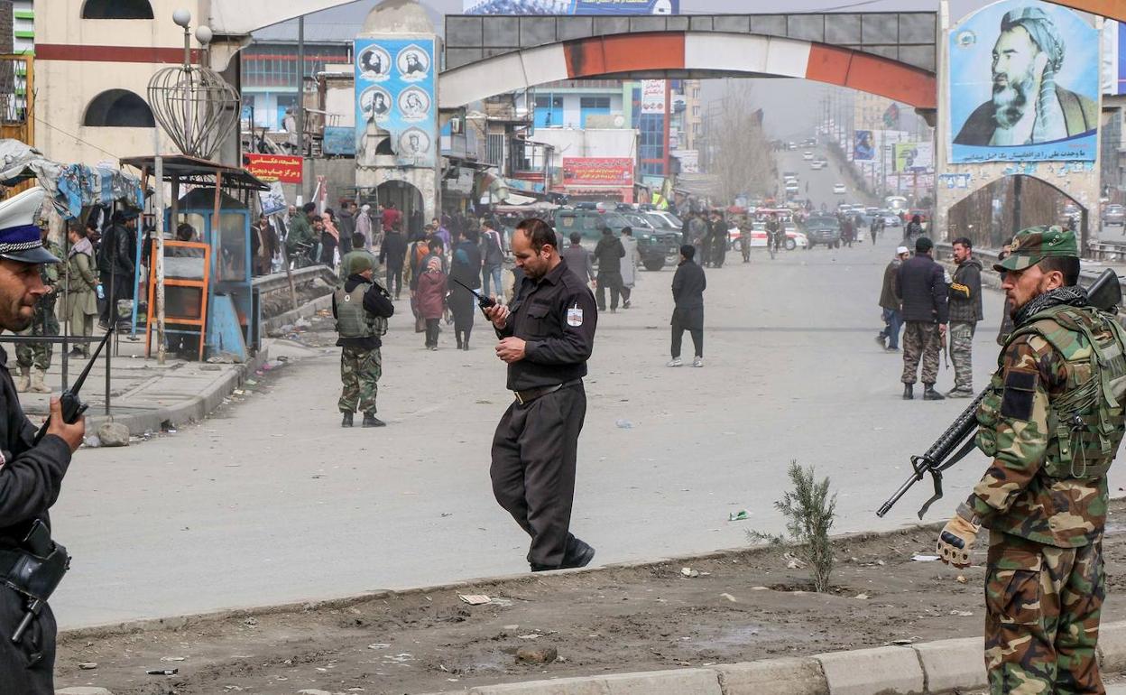 Las fuerzas de seguridad se despliegan en las inmediaciones donde tuvo lugar el tiroteo ocurrido en Kabul.