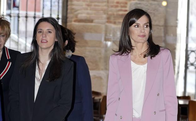 Irene Montero y la reina Letizia a su llegada al acto celebrado este viernes en Madrid. 