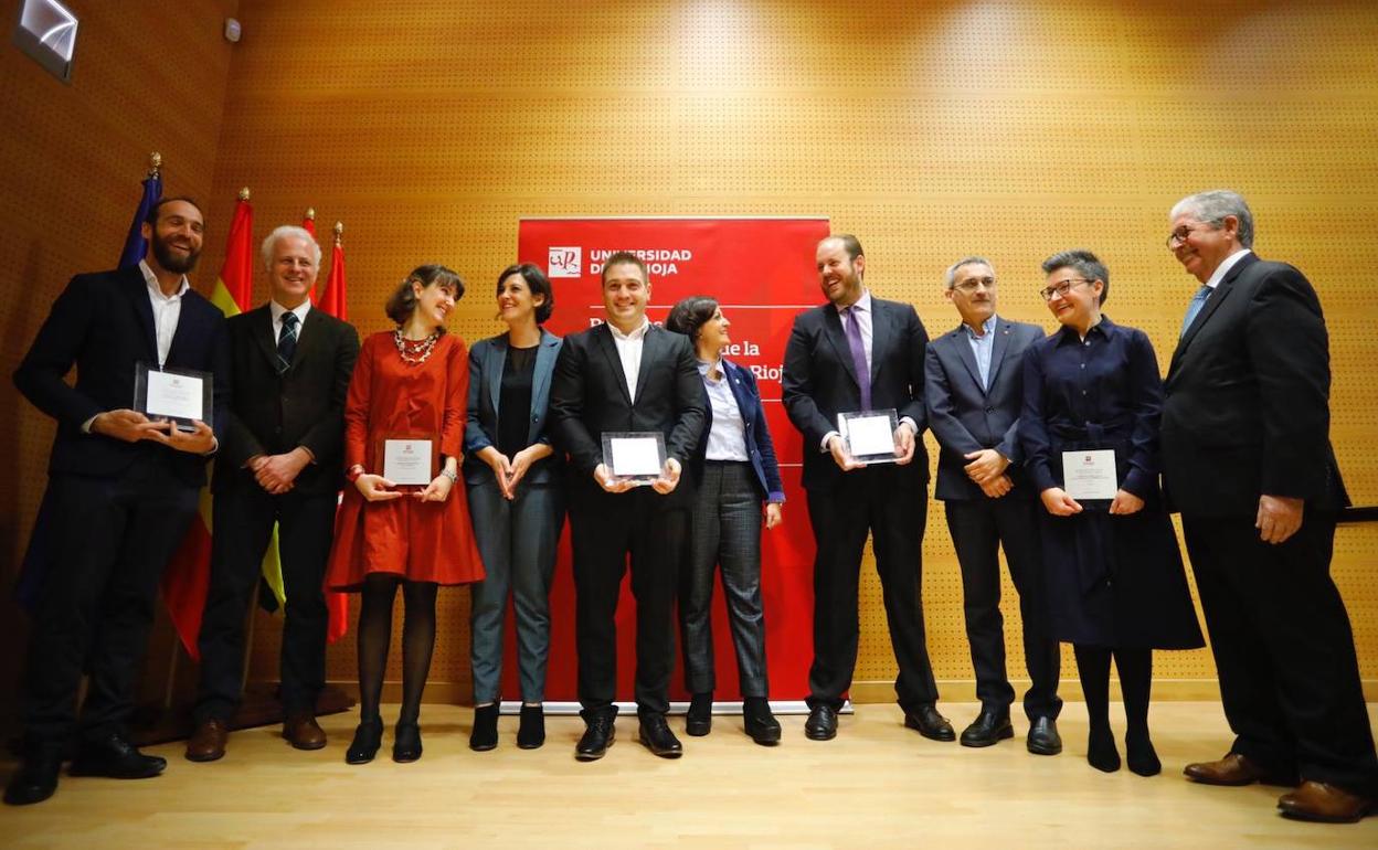 Autoridades con los premiados, de izda a dcha: Eduardo Sáenz de Cabezón, Inés Lozano, Ángel Alberto Magreñán, Juan Miguel Ribera y Susana Aragüés.