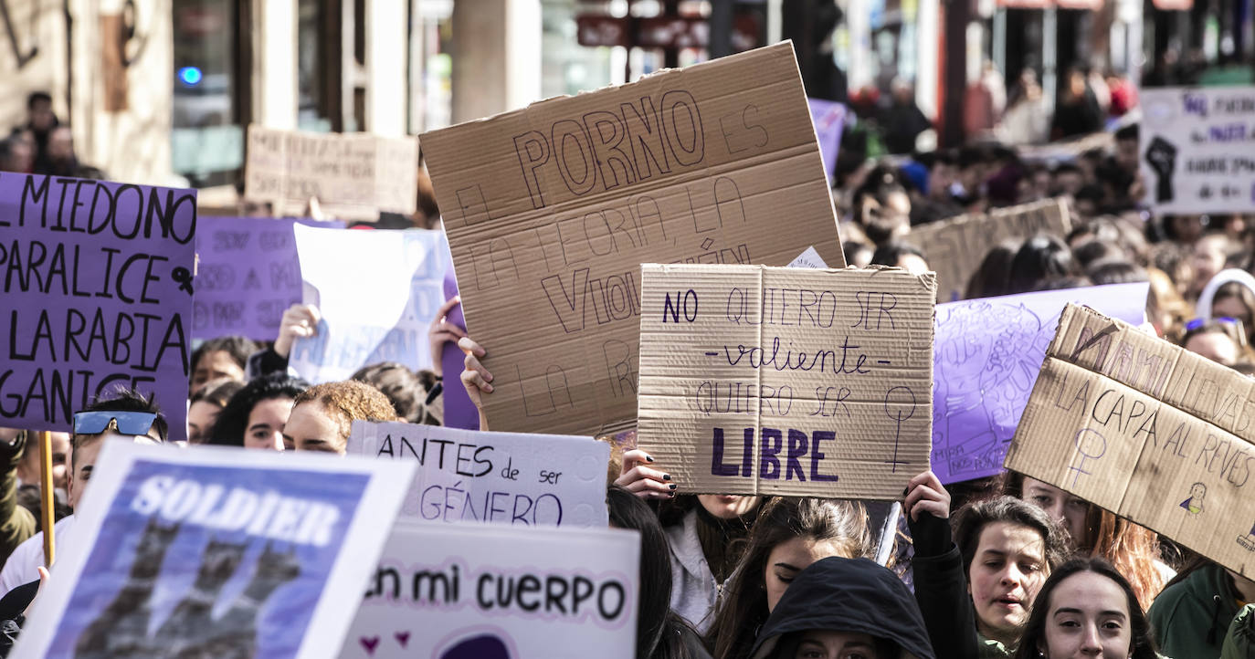 Fotos: 8M: Cientos de estudiantes se manifiestan para reinvidicar la igualdad en la educación