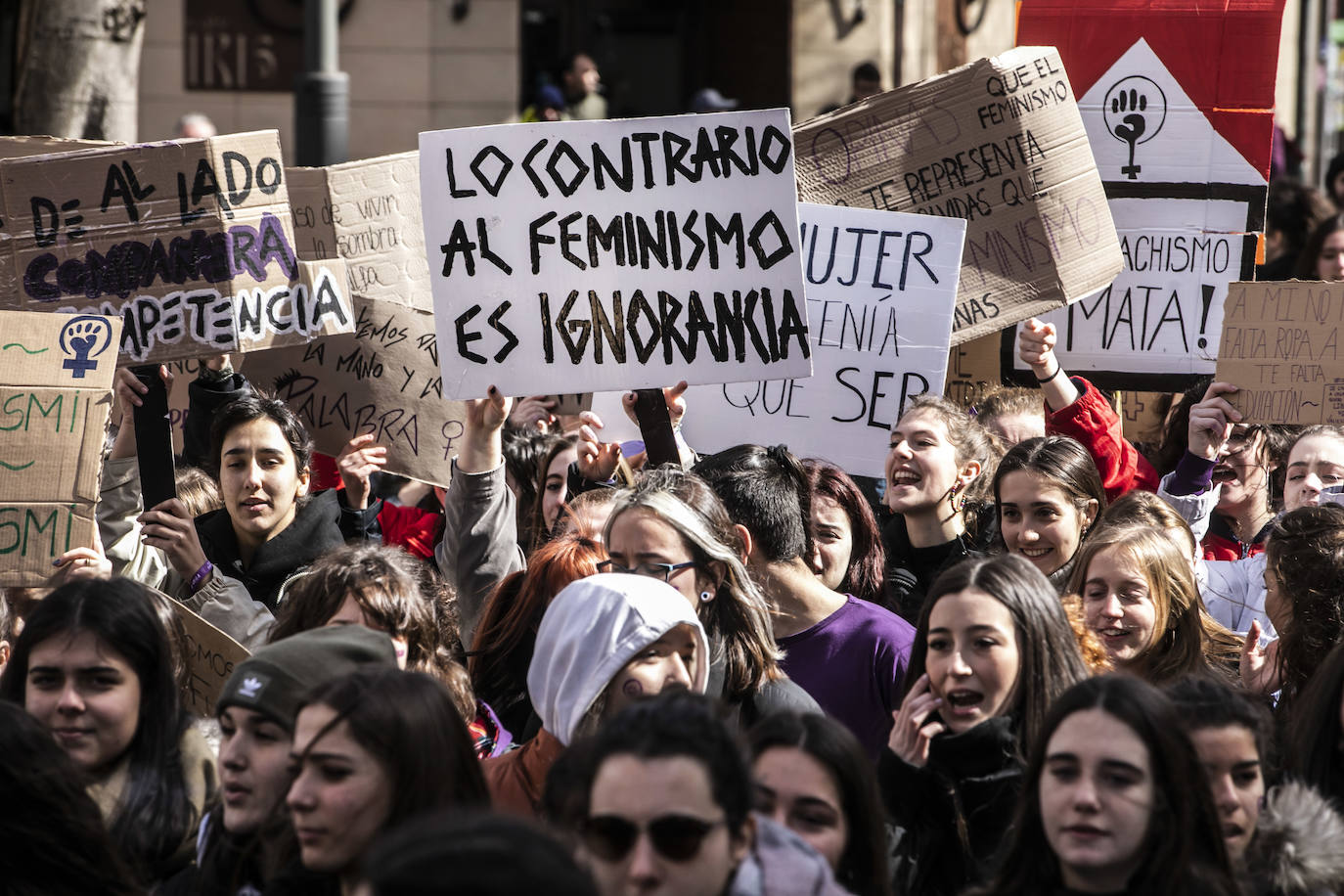 Fotos: 8M: Cientos de estudiantes se manifiestan para reinvidicar la igualdad en la educación