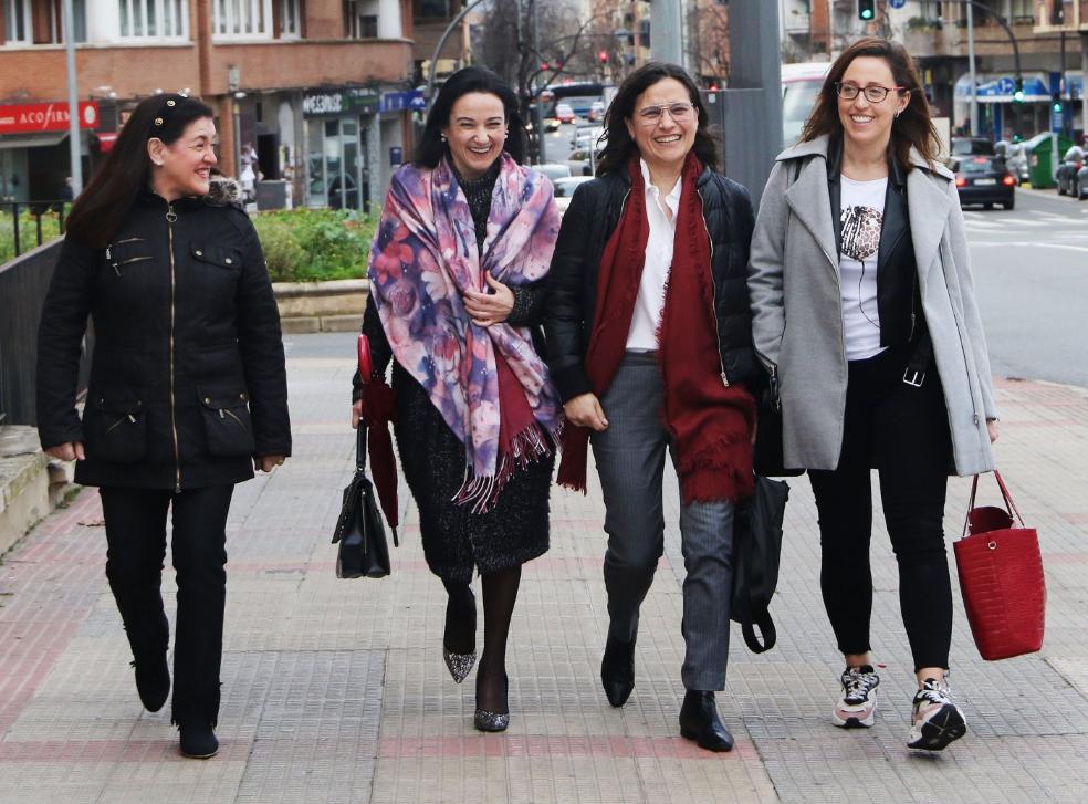 Maite, Lidia, María y Leticia, el pasado jueves en la calle Vara de Rey de Logroño. 