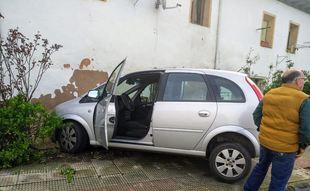 Accidente de un coche contra una casa en Santo Domingo