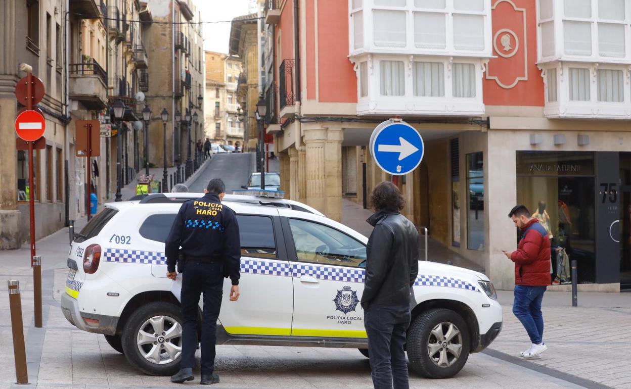 Presencia de la Policía Local en Haro, este sábado.