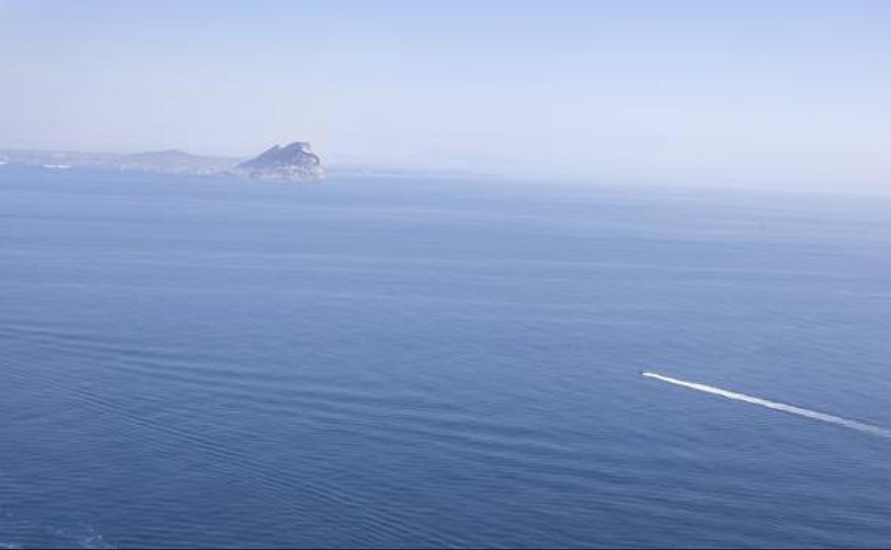 Una lancha en el Estrecho de Gibraltar. 