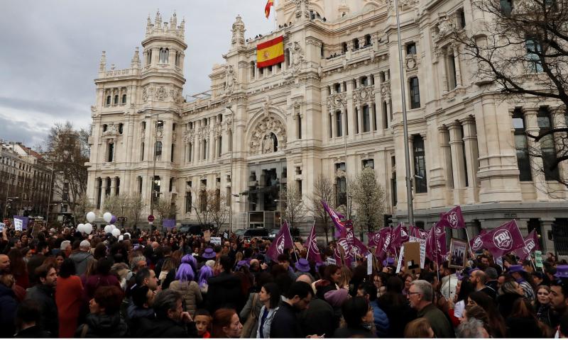 Participantes a su paso por el Ayuntamiento en la manifestación del 8-M de Madrid.