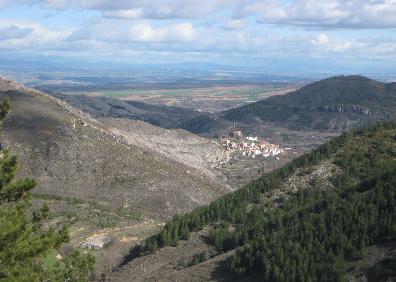 Imagen secundaria 1 - Plaza y bar de Zenzano, vista de Lagunilla del Jubera y camino hacia Ribafrecha 