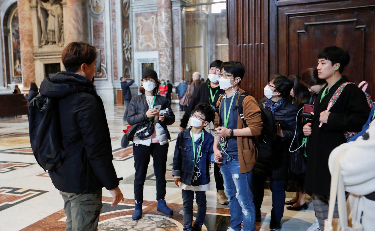 Varios turistas asiáticos en el Vaticano (Roma). 