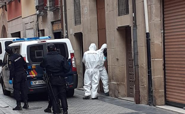 Momento de la entrega de notificaciones en la calle Mayor. 