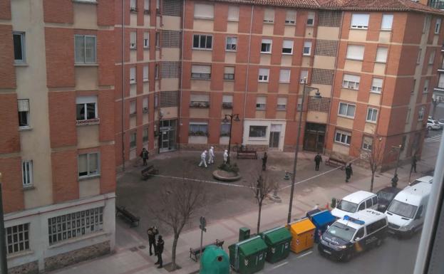 La Policía entrega notificaciones con trajes de protección en Logroño